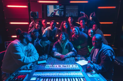 Artistes musicaux réunis sur scène pour dévoiler leurs futurs projets communs inattendus