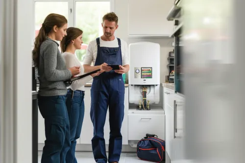 Technicien professionnel effectuant la maintenance annuelle d'une chaudière à gaz domestique